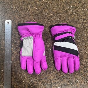 Girls snow ski gloves, size 4-7, fleece lining, purple, used once
